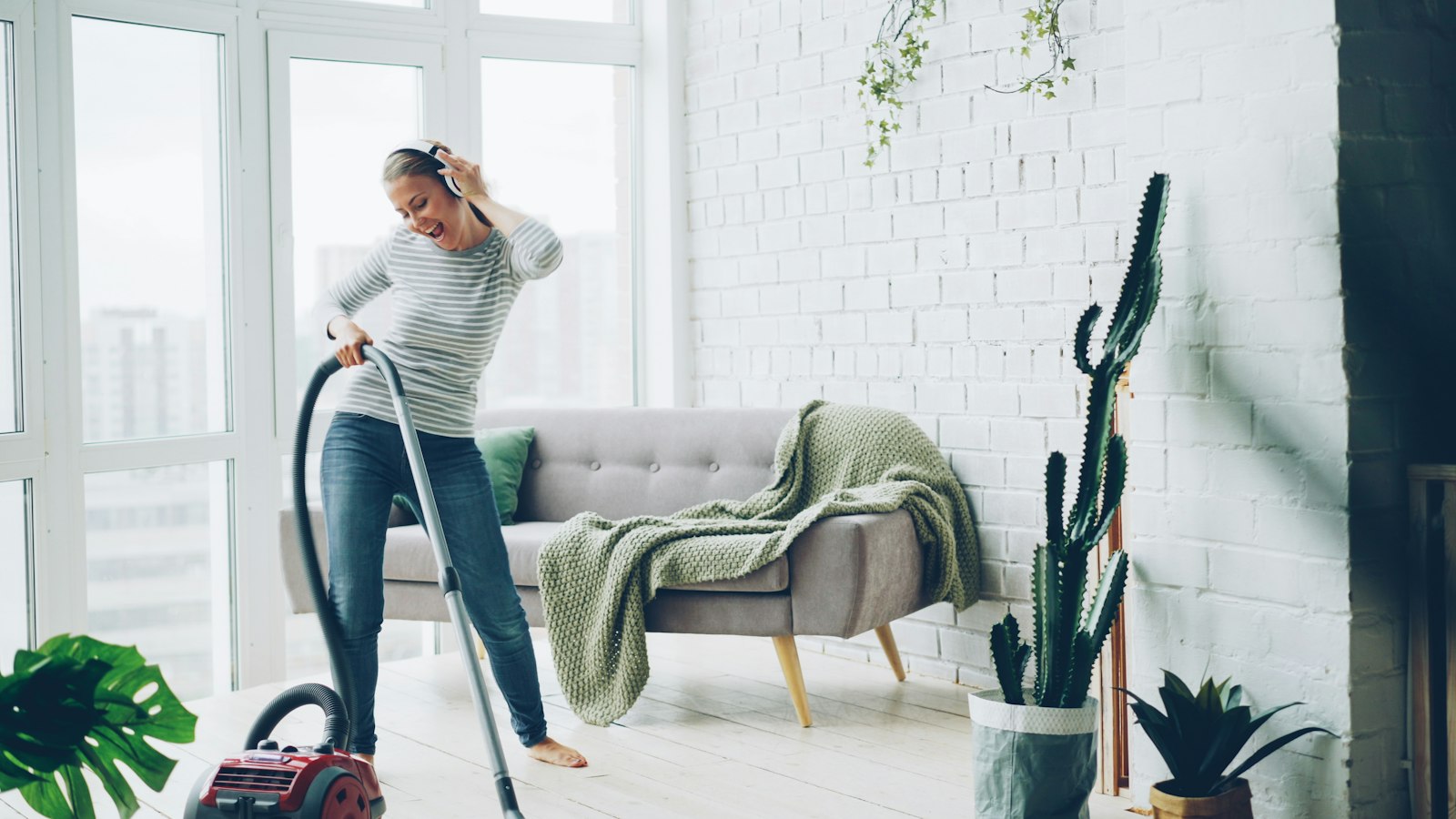 Deep cleaning a home in Bella Vista, AR